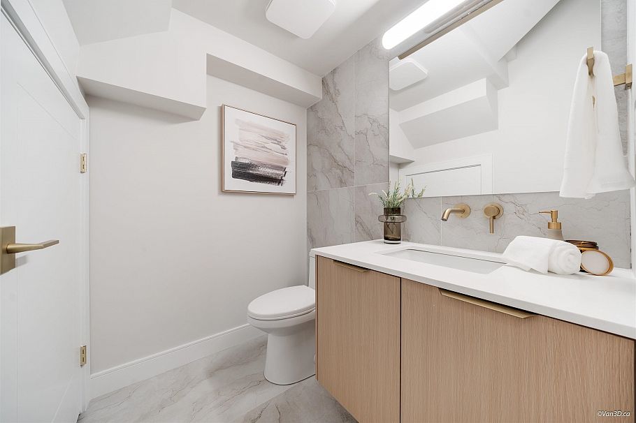 971 Adderley Street North Vancouver, BC - 31