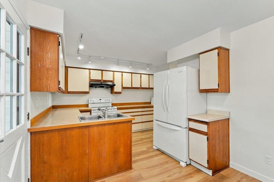 240 E 18th Street North Vancouver, BC - 10