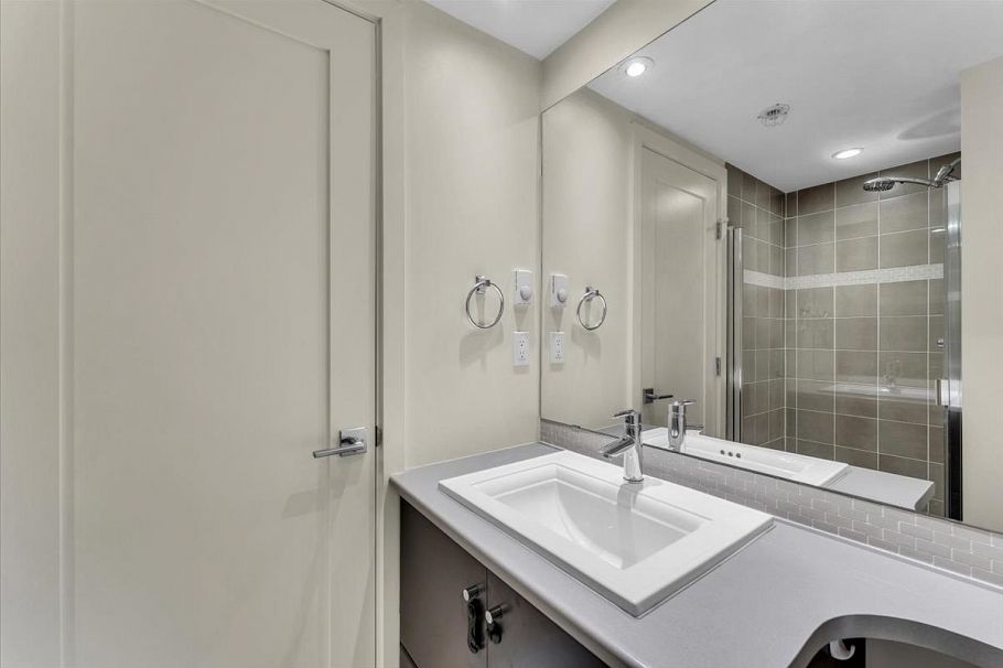 64 728 W 14th Street North Vancouver, BC - 22