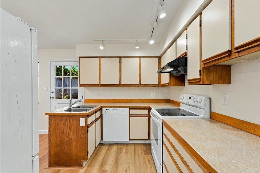 240 E 18th Street North Vancouver, BC - 9