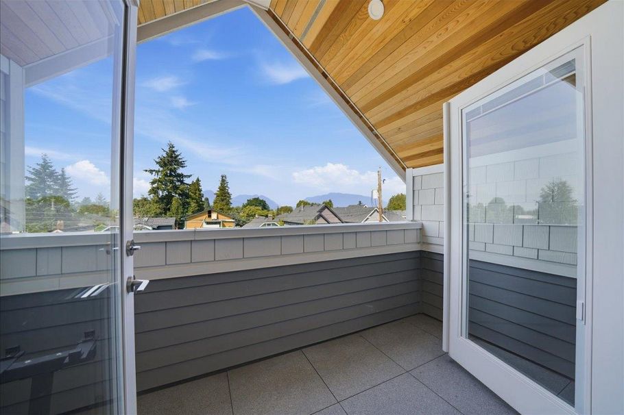 2137 E 2nd Avenue Vancouver, BC - 25