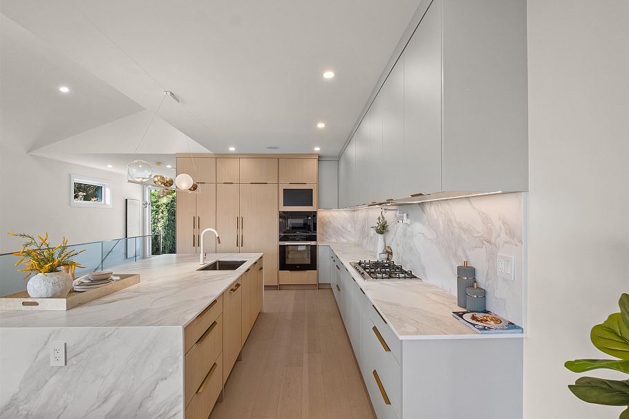 971 Adderley Street North Vancouver, BC - 8