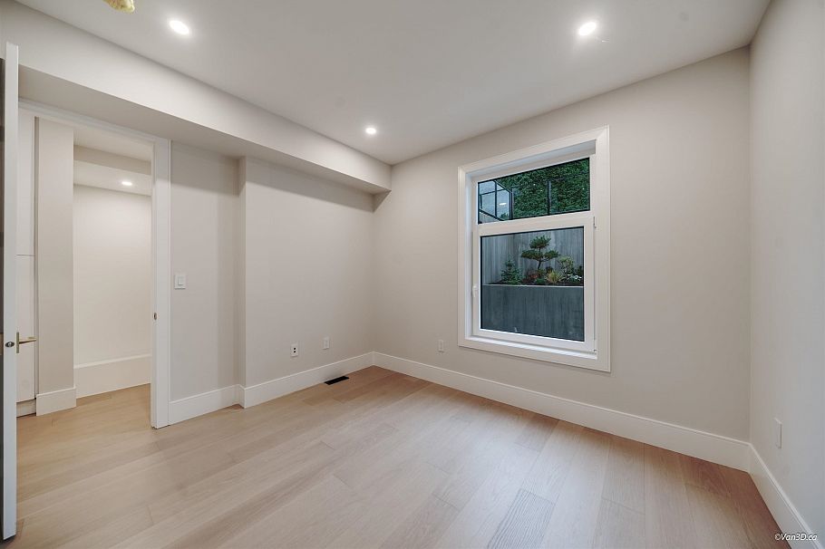 971 Adderley Street North Vancouver, BC - 27