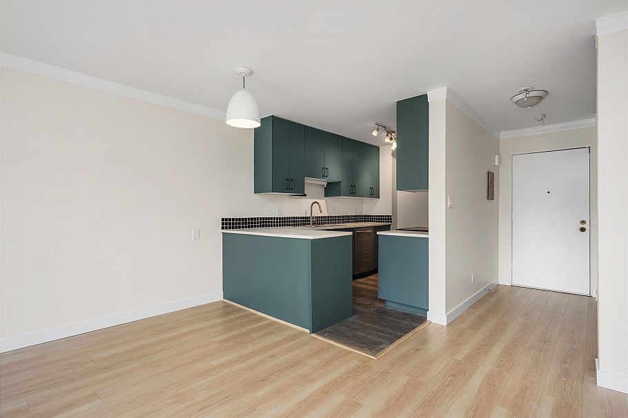 204 127 E 4th Street North Vancouver, BC - 4