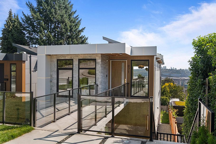 971 Adderley Street North Vancouver, BC - 35