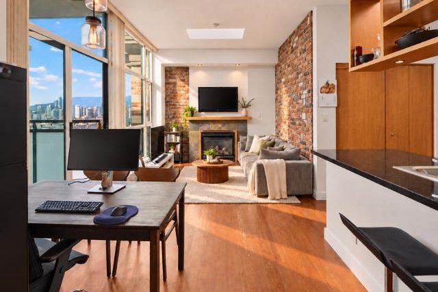 418 2515 Ontario Street Vancouver, BC - 3
