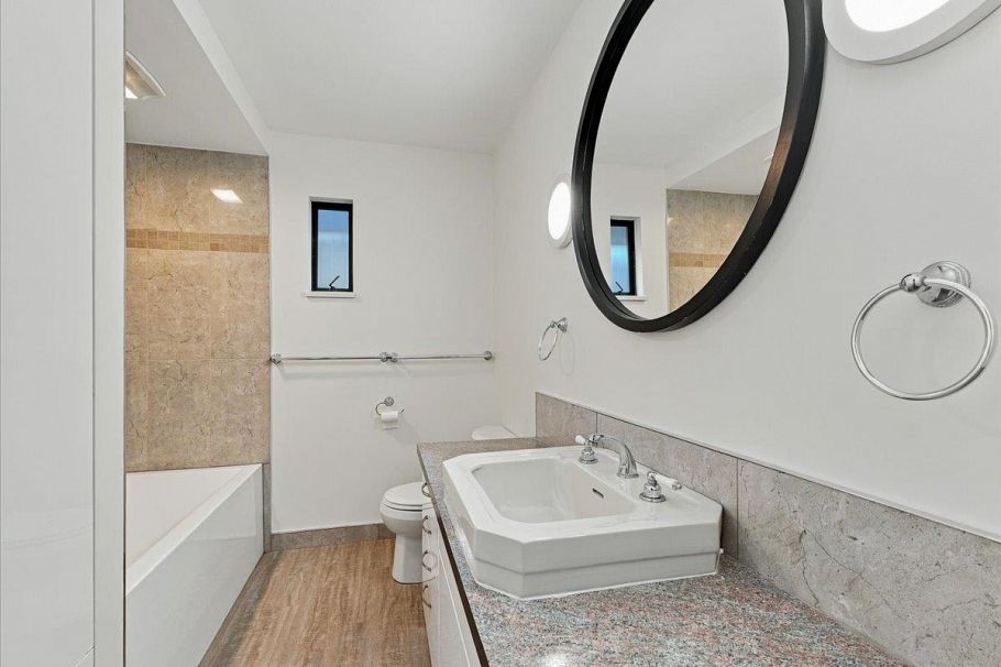 240 E 18th Street North Vancouver, BC - 21
