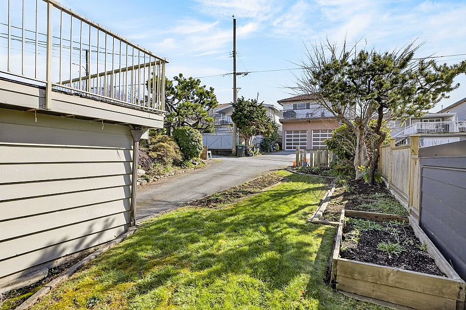 3180 E 3rd Avenue Vancouver, BC - 29