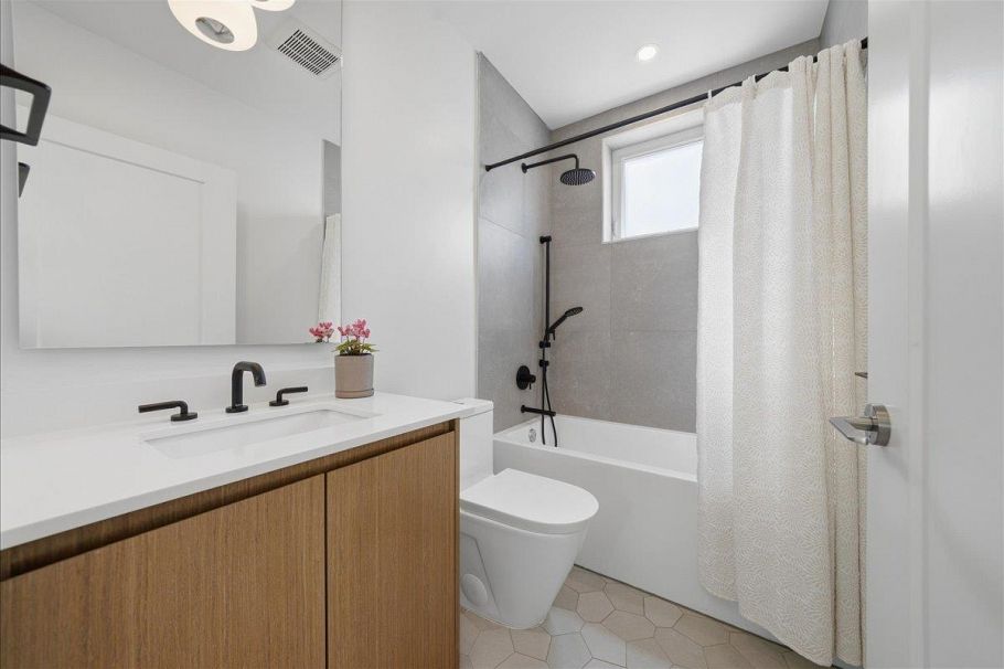 2137 E 2nd Avenue Vancouver, BC - 21