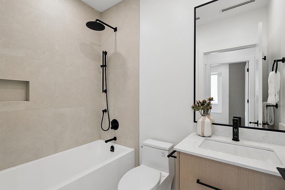 1 3639 E 46th Avenue Vancouver, BC - 25