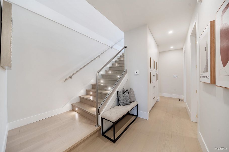 971 Adderley Street North Vancouver, BC - 24