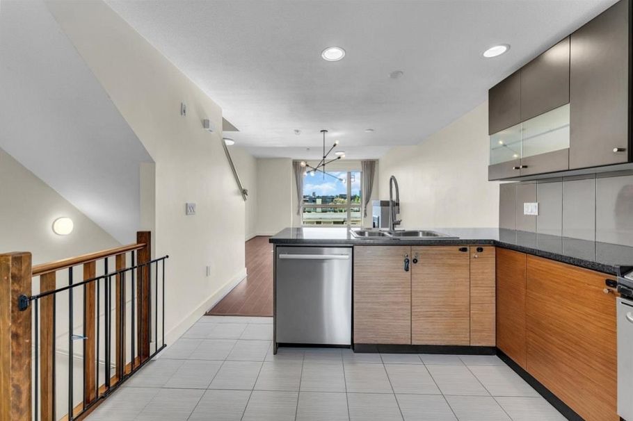 64 728 W 14th Street North Vancouver, BC - 14