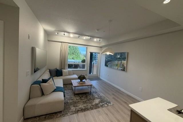 401 110 E 17th Street North Vancouver, BC - 2