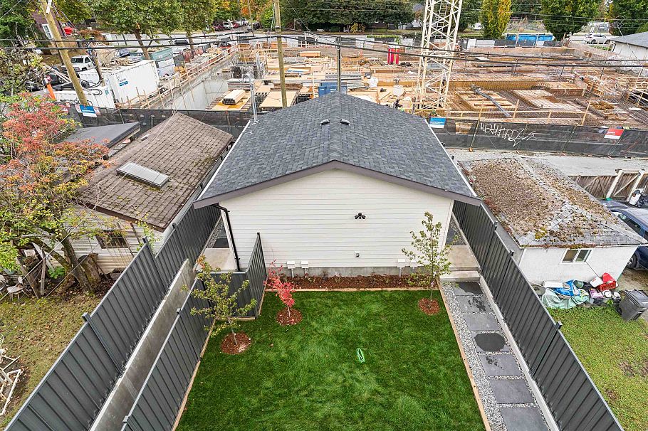 2 1986 E 8th Avenue Vancouver, BC - 28
