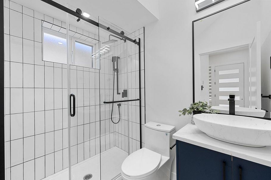 2995 E 17th Avenue Vancouver, BC - 6