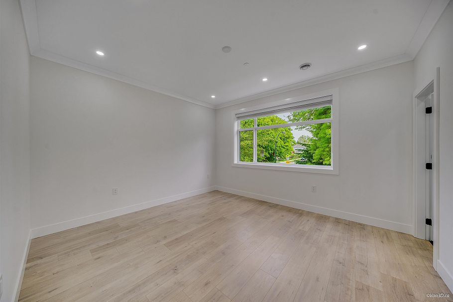 2995 E 17th Avenue Vancouver, BC - 11