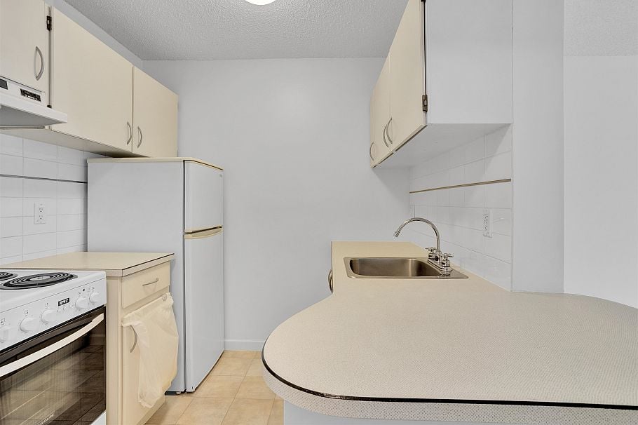 303 150 E 15th Street North Vancouver, BC - 4