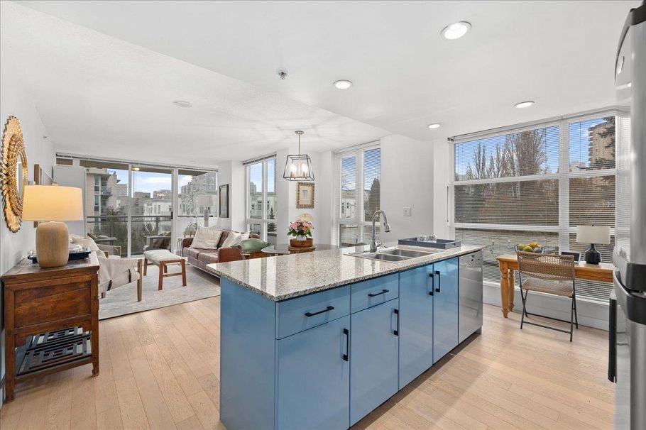 708 188 E Esplanade North Vancouver, BC - 2