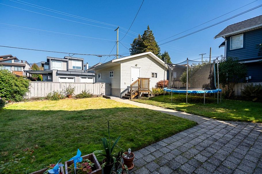 416 W 6th Street North Vancouver, BC - 35