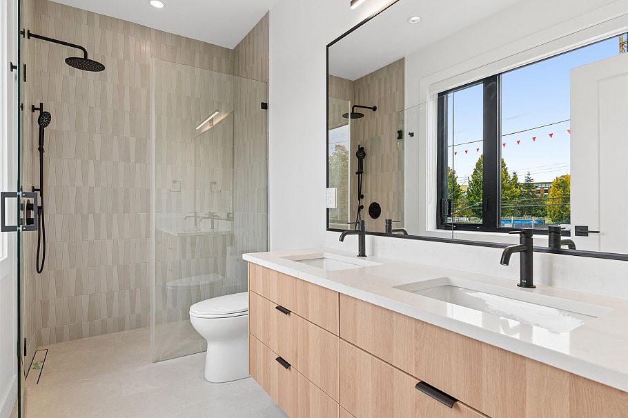 2 1986 E 8th Avenue Vancouver, BC - 17