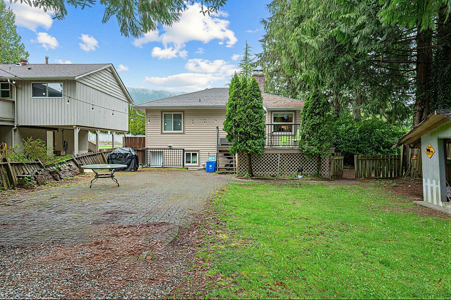 1095 E 29th Street North Vancouver, BC - 27