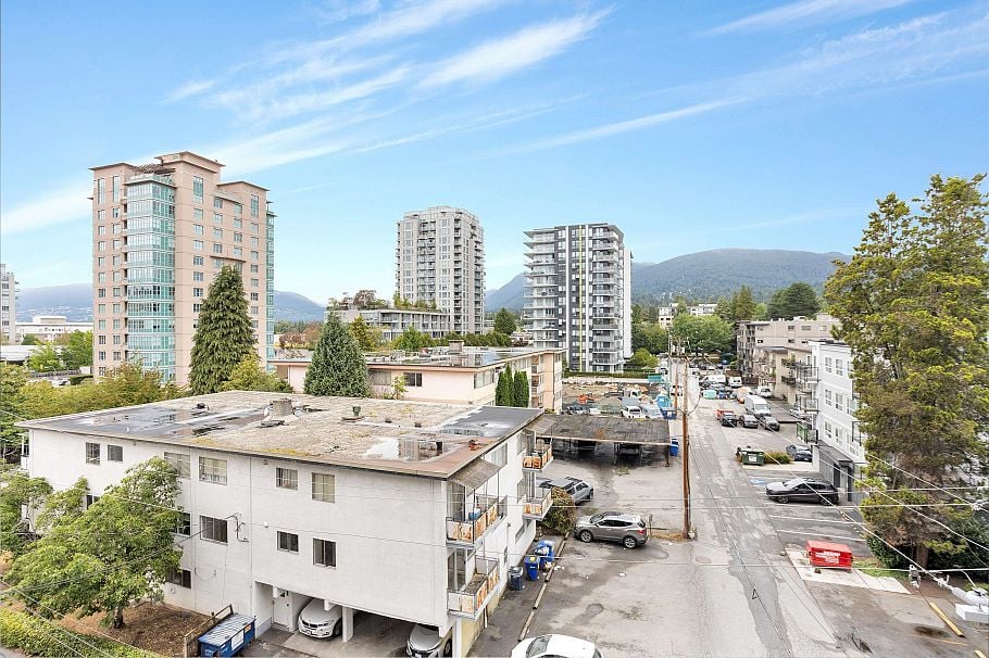 303 150 E 15th Street North Vancouver, BC - 1