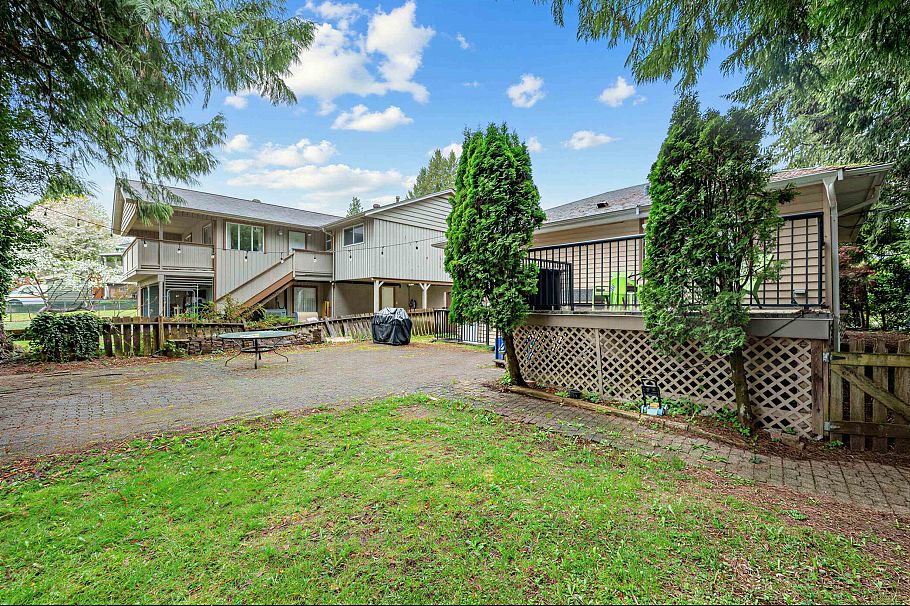 1095 E 29th Street North Vancouver, BC - 29