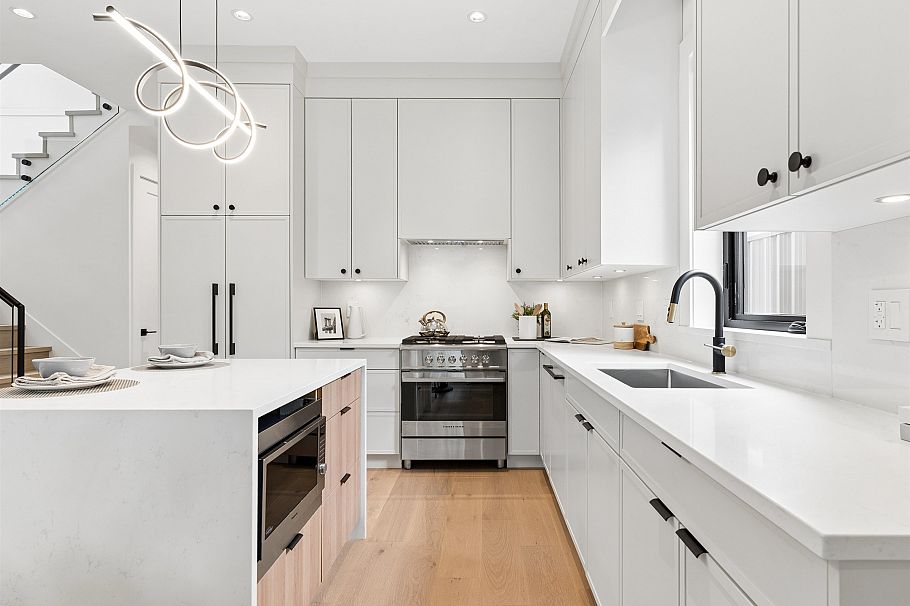 1 1986 E 8th Avenue Vancouver, BC - 8