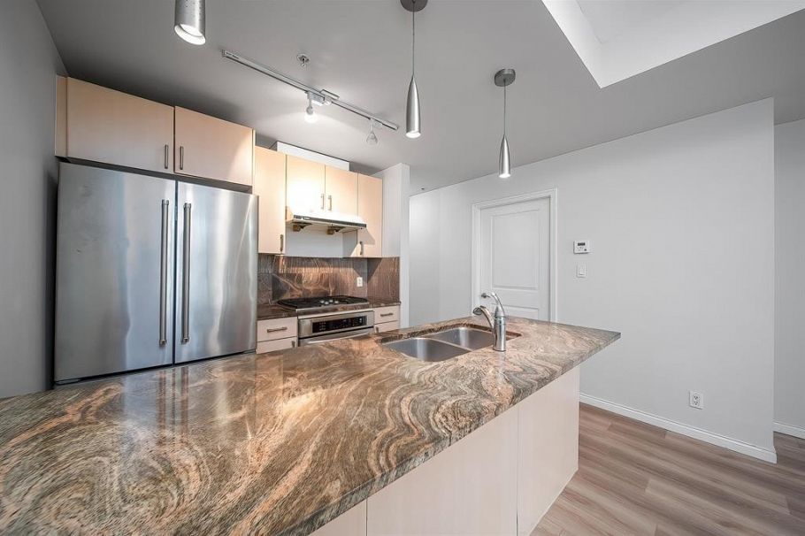 303 1211 Melville Street Vancouver, BC - 9