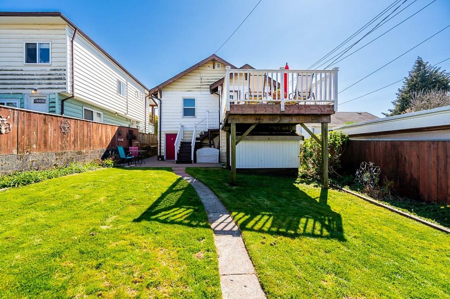 3415 Dundas Street Vancouver, BC - 4