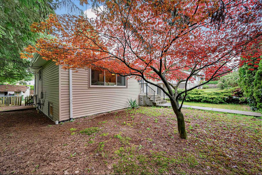 1095 E 29th Street North Vancouver, BC - 22