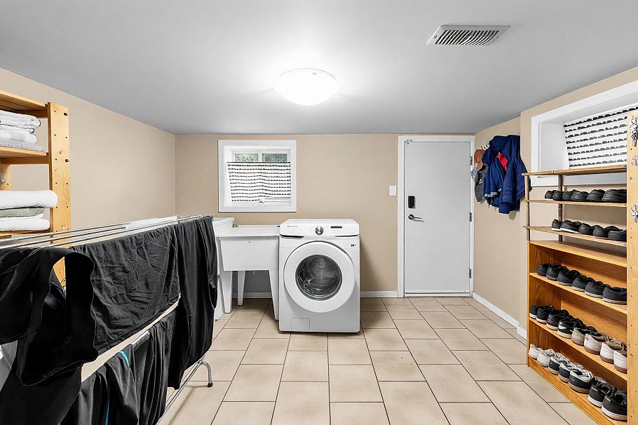 1095 E 29th Street North Vancouver, BC - 19