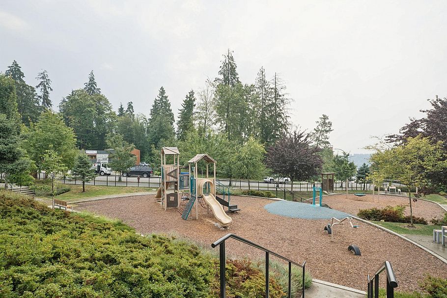 16 3596 Salal Drive North Vancouver, BC - 37