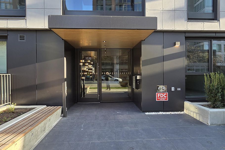 #1002 1530 W 6th Avenue Vancouver, BC - 2