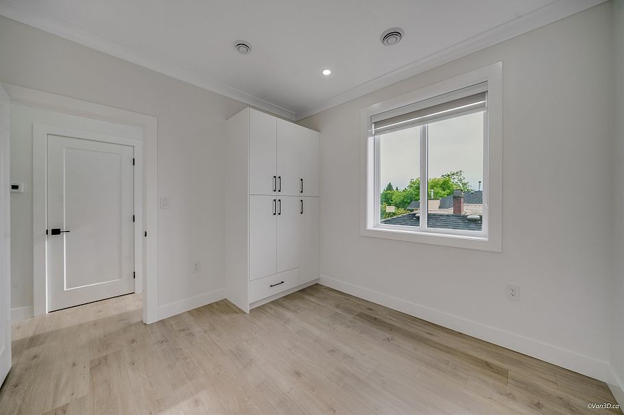 2995 E 17th Avenue Vancouver, BC - 8