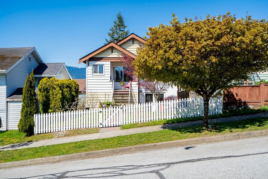 3415 Dundas Street Vancouver, BC - 2
