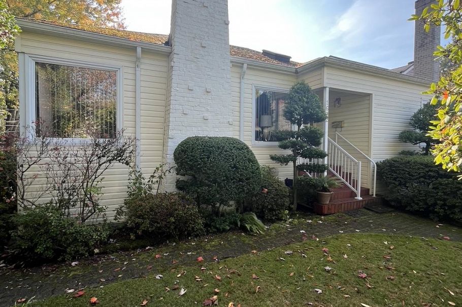 1622 W 60th Avenue Vancouver, BC - 1