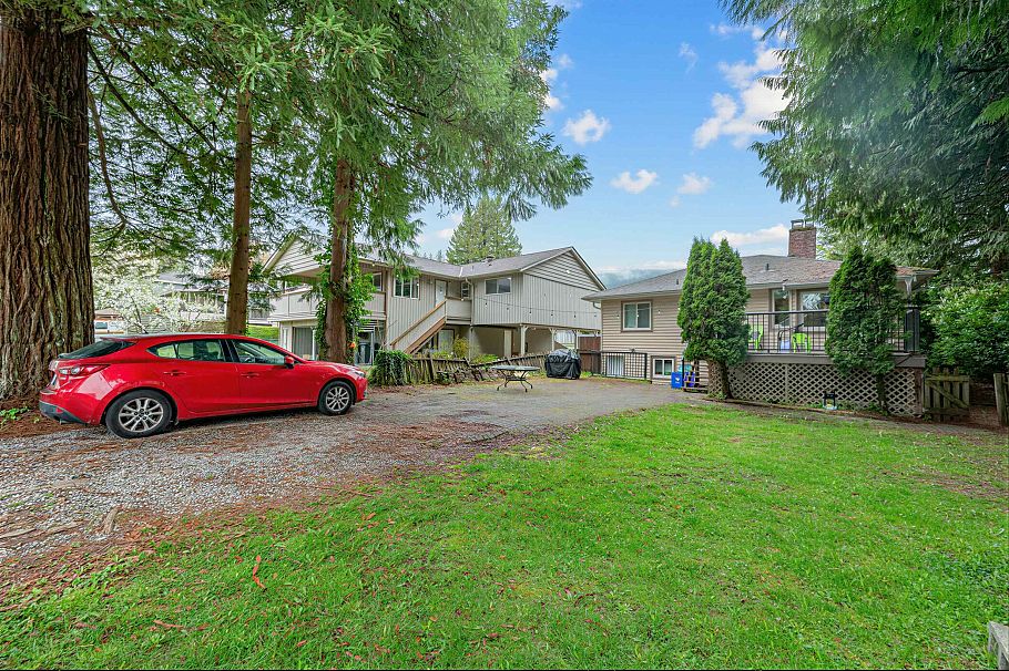 1095 E 29th Street North Vancouver, BC - 31