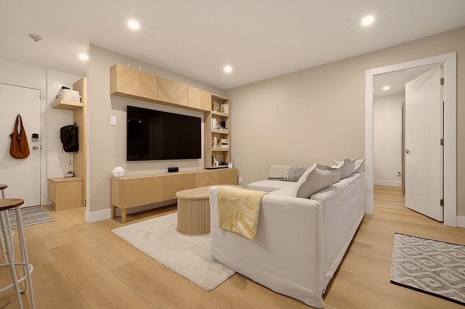 204 1345 Comox Street Vancouver, BC - 2