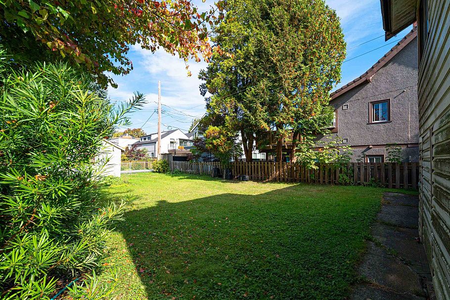 111 E 18th Avenue Vancouver, BC - 8