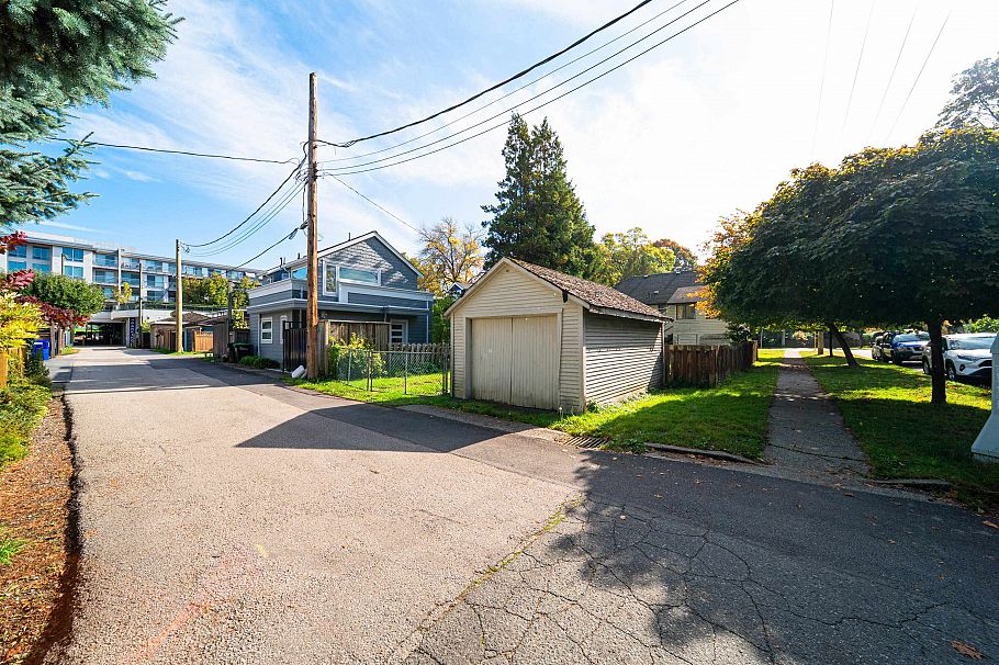 111 E 18th Avenue Vancouver, BC - 11