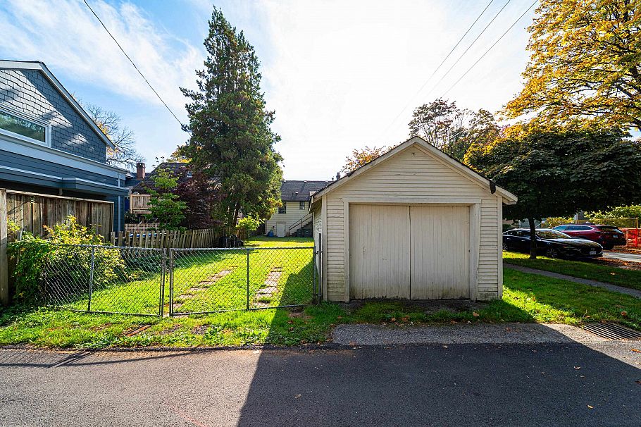 111 E 18th Avenue Vancouver, BC - 10