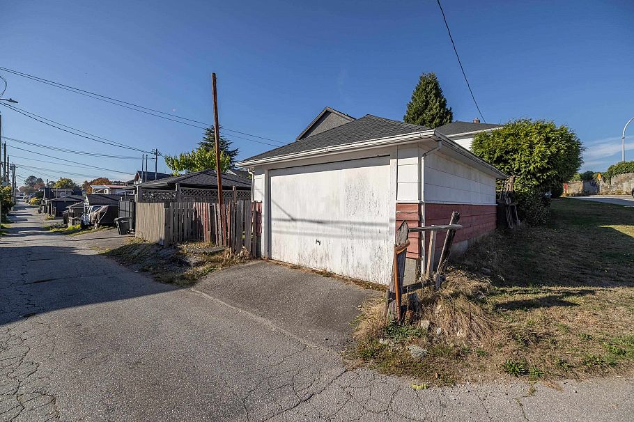 3368 Parker Street Vancouver, BC - 40