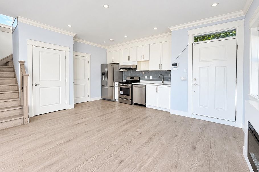 2216 Mannering Avenue Vancouver, BC - 5
