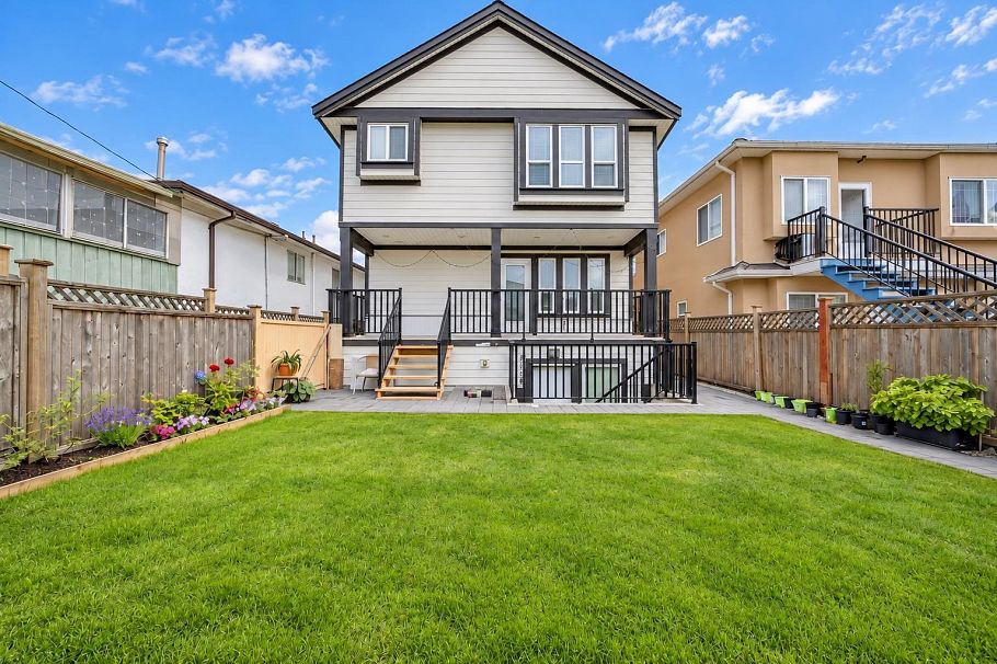 2216 Mannering Avenue Vancouver, BC - 1