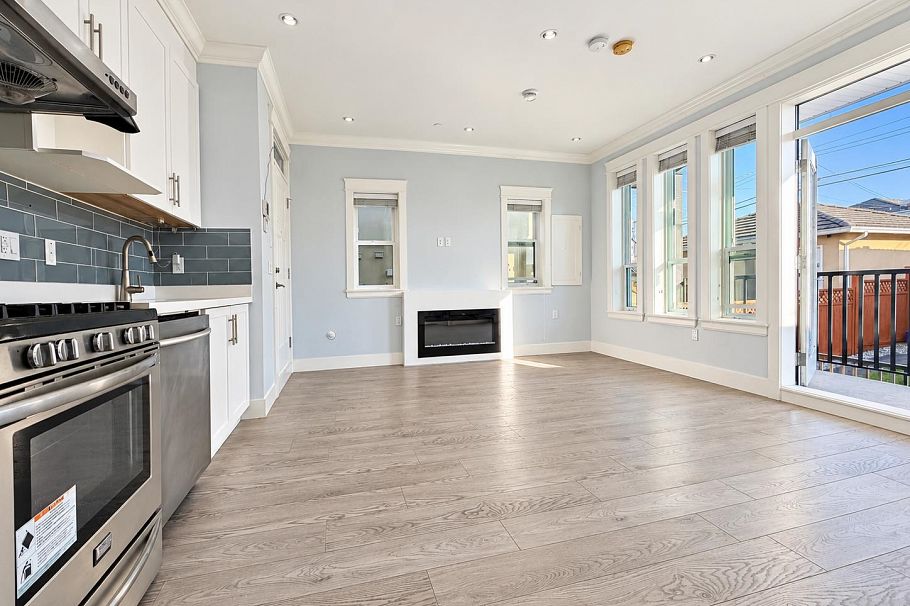 2216 Mannering Avenue Vancouver, BC - 6