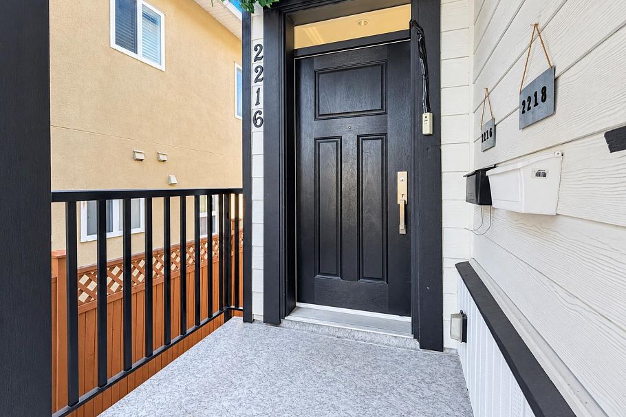 2216 Mannering Avenue Vancouver, BC - 3