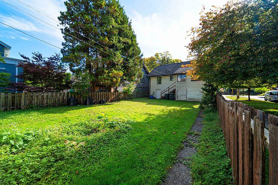 111 E 18th Avenue Vancouver, BC - 7