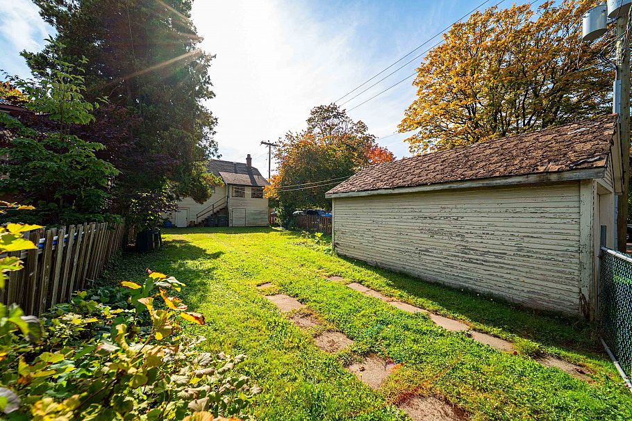 111 E 18th Avenue Vancouver, BC - 9