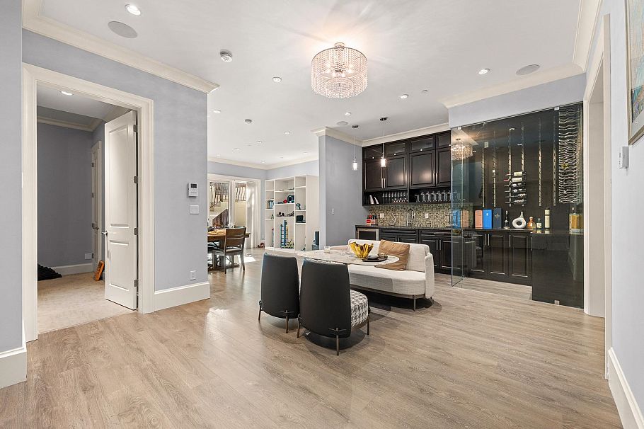 2756 W 38th Avenue Vancouver, BC - 27